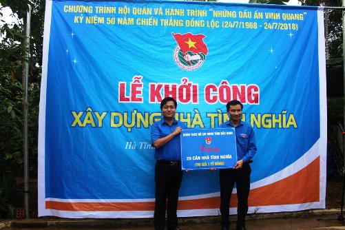 Đồng chí Nguyễn Nhân Chinh thay mặt Tỉnh Đoàn Bắc Ninh trao tặng 20 căn nhà tình nghĩa trị giá 1 tỷ đồng cho đại diện Tỉnh Đoàn Hà Tĩnh.